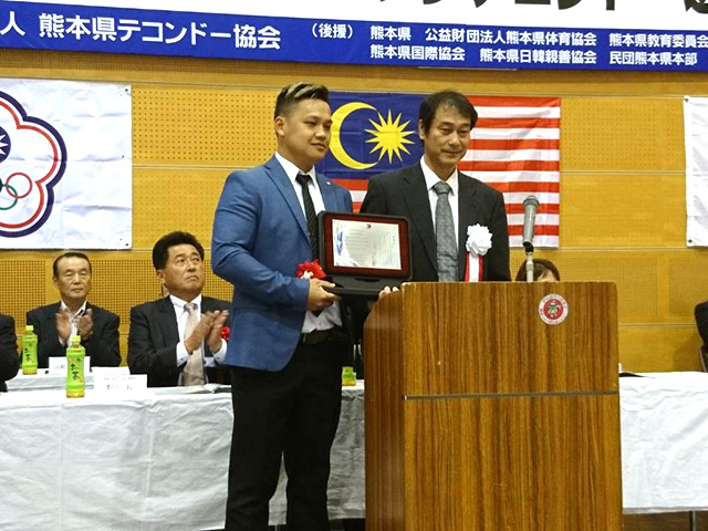 台湾代表に記念品贈呈